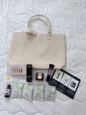 Tote Bag Bundle | Charlotte Tilbury Powder & Setting Spray + Samples